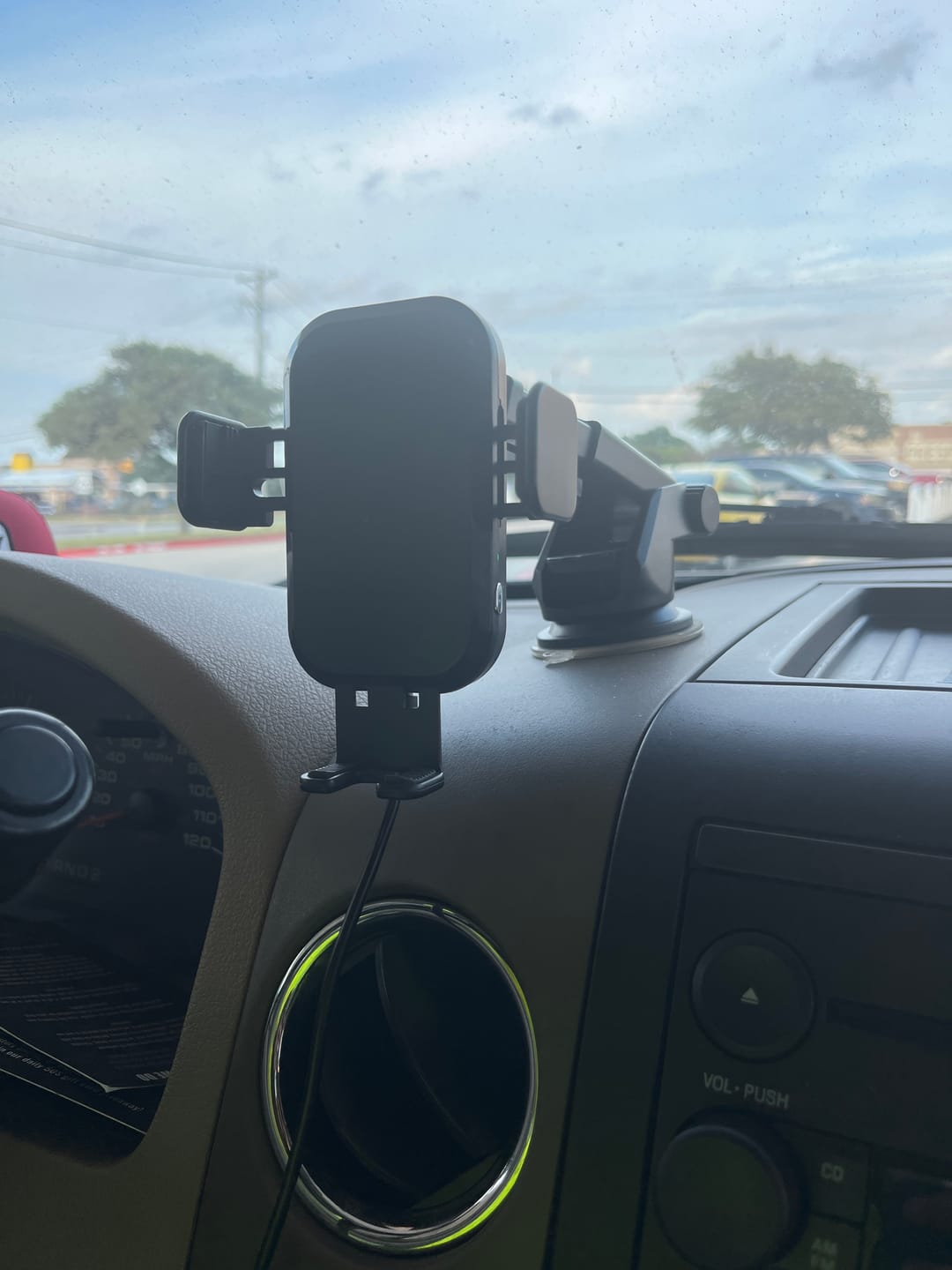 Customer photo review of Auto-Sensing Fast Wireless Car Charger