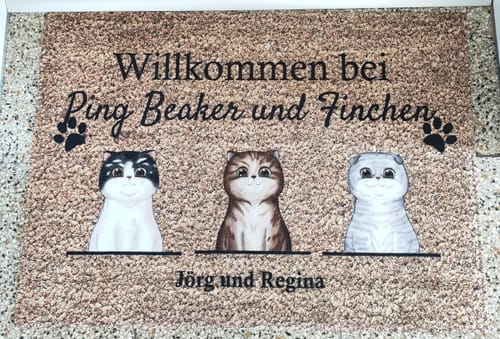 Customer photo review of "Hier wohnt" Fußmatte mit Katze personalisiert (1-4 Katzen)