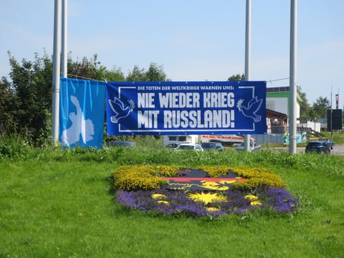 Customer photo review of BANNER / PVC-PLANE extralang 3m x 1m • NIE WIEDER KRIEG MIT RUSSLAND!