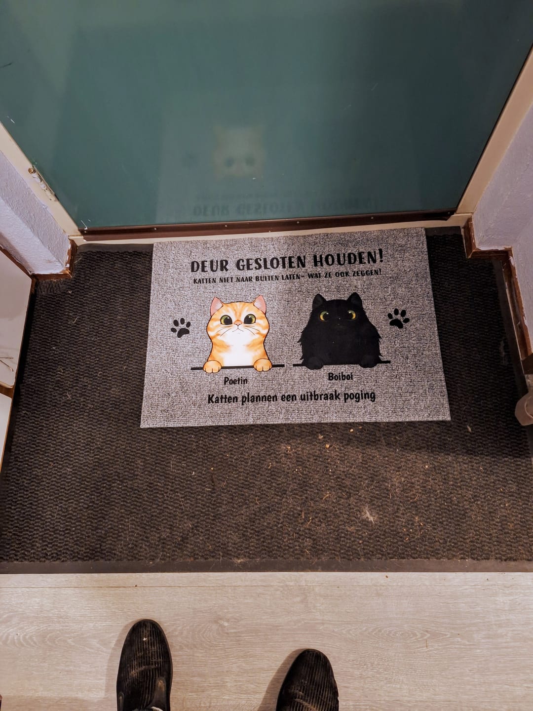 Customer photo review of Welkom bij nieuwsgierige katten - Gepersonaliseerde deurmat