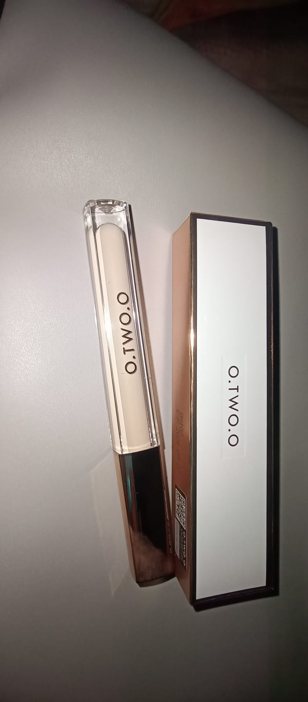 Customer photo review of O.TWO.O LIGHTWEIGHT AND SEAMLESS CONCEALER