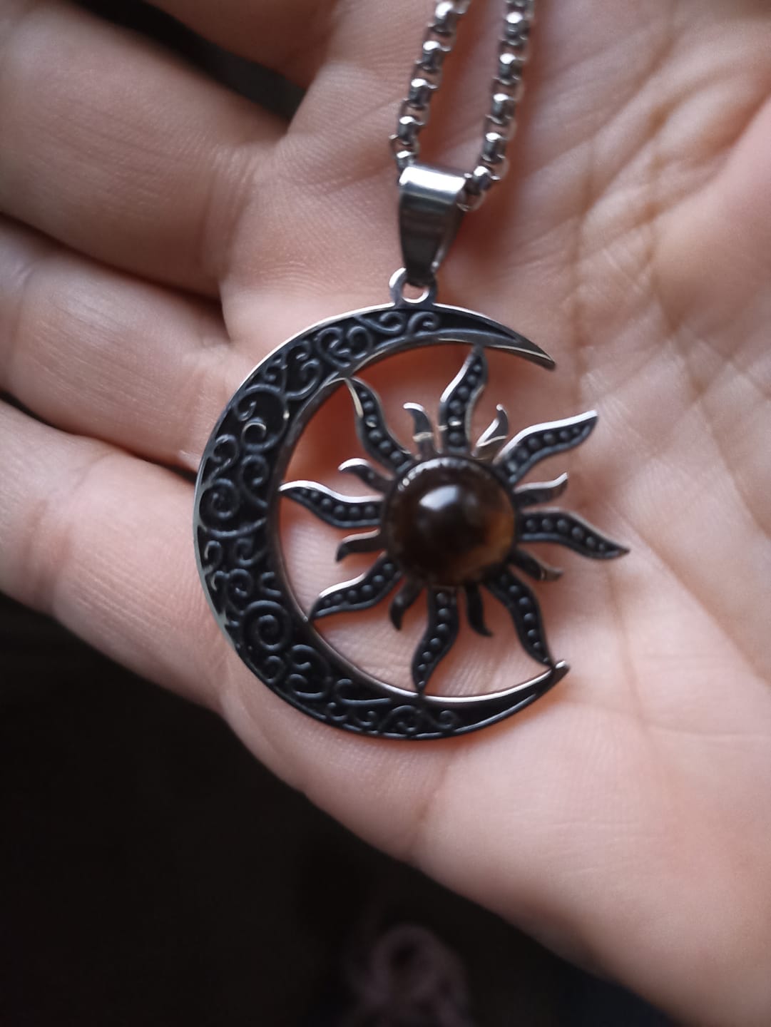 Customer photo review of Pendentif "Équilibre Cosmique Lune-Soleil" en Oeil de Tigre