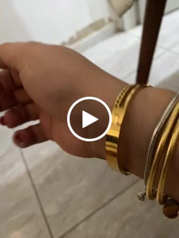Customer video review of Bracelete Camadas Ônix Banhado em Ouro 18k