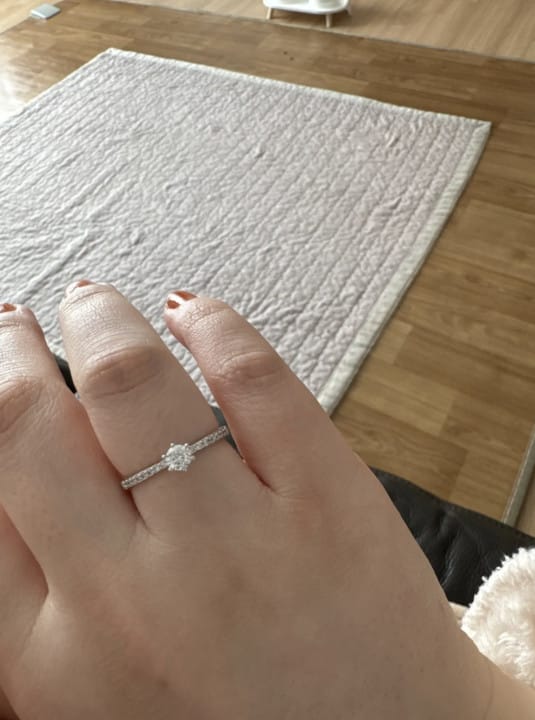 Customer photo review of Anel Solitário Cravejado em Prata 925