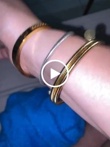 Customer video review of Bracelete Espiral Tríplice Banhada em Ouro 18K