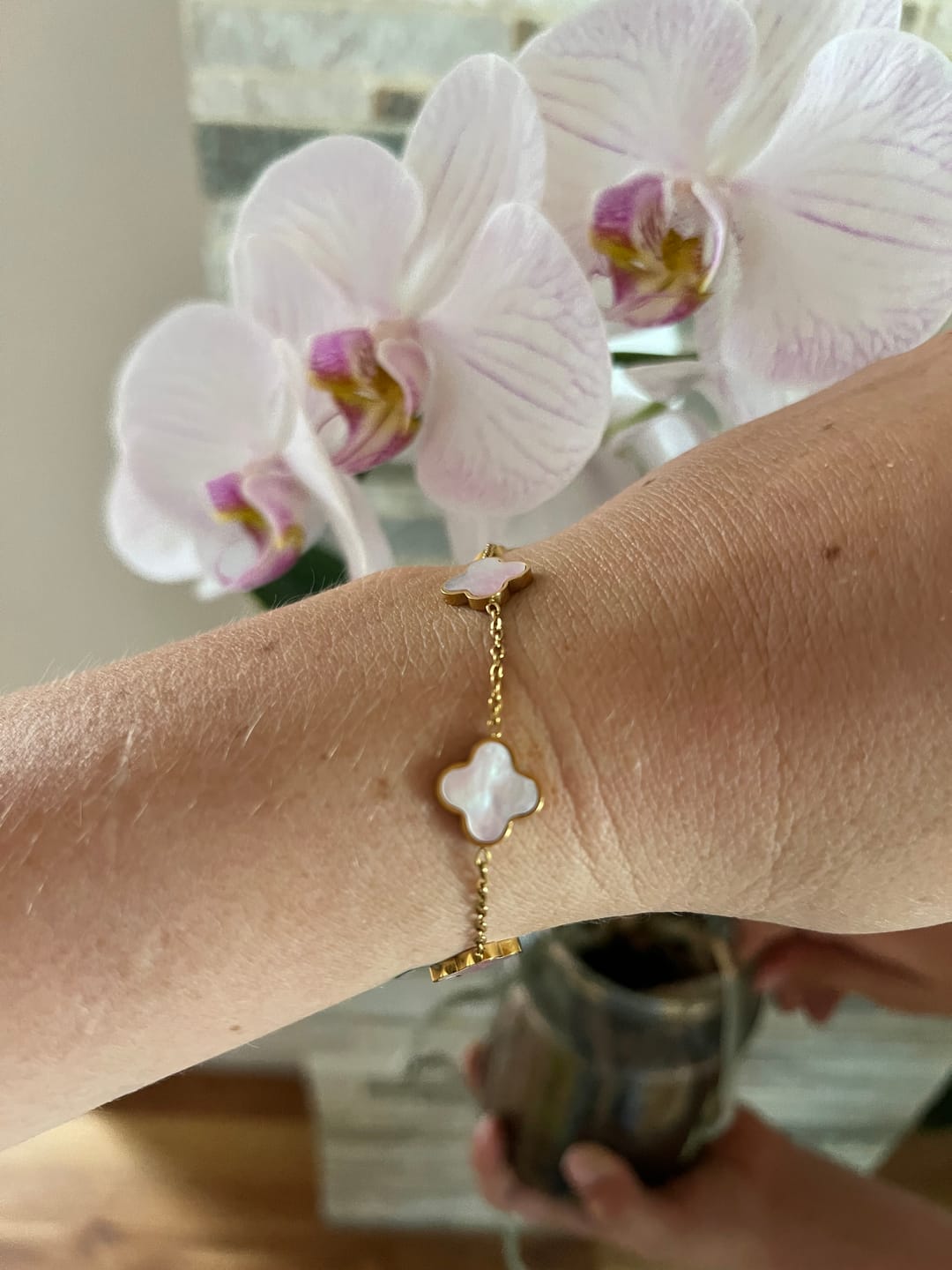 Customer photo review of Rosa Perlmutt Clover Armband | 18K vergoldet