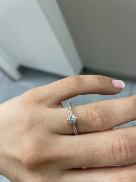 Customer photo review of Anel Solitário Cravejado em Prata 925