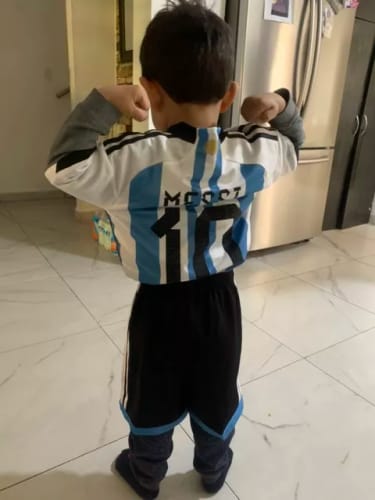 Foto de Manrique con su compra