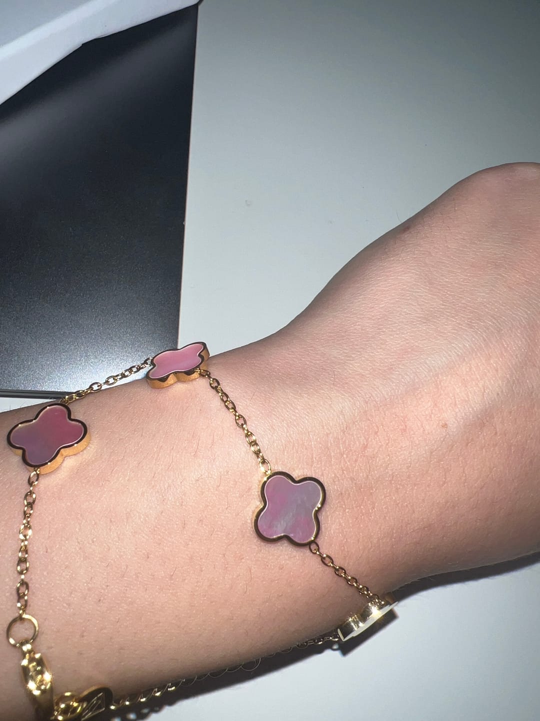 Customer photo review of Rosa Perlmutt Clover Armband | 18K vergoldet
