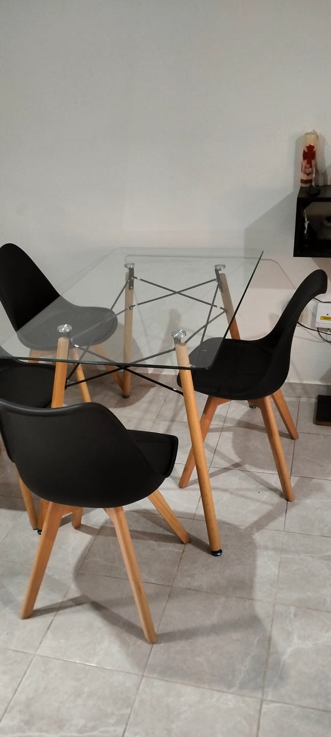 Customer photo review of Comedor Mesa Oslo Cristal T5  + 4 Sillas Frankfurt