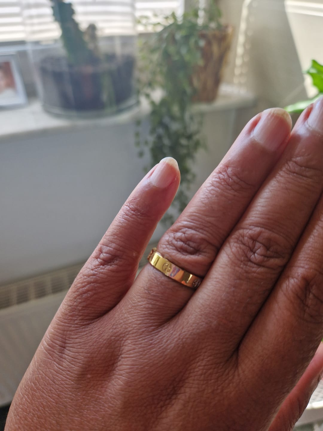 Customer photo review of Crossed Arianna Ring | 18K vergoldet