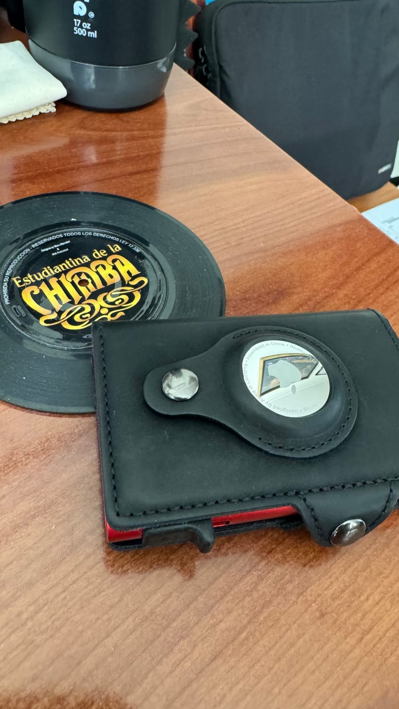Customer photo review of Billetera Modelo AirTag