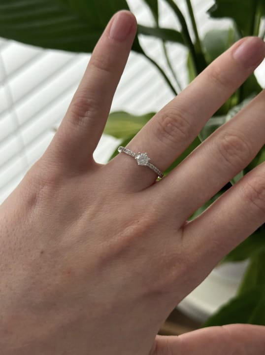 Customer photo review of Anel Solitário Cravejado em Prata 925