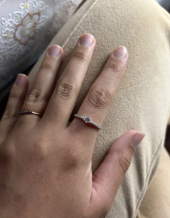 Customer photo review of Anel Solitário Cravejado em Prata 925