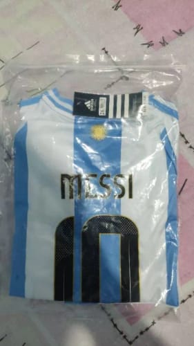 Foto de Emmanuel con su compra