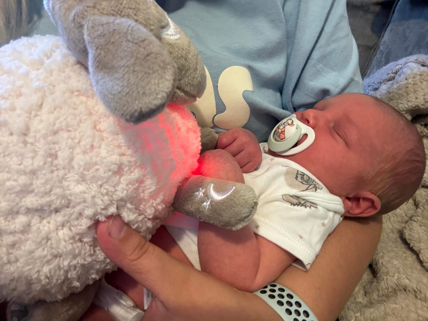 Customer photo review of ewan Deluxe | baby shushing sleep sheep | beige