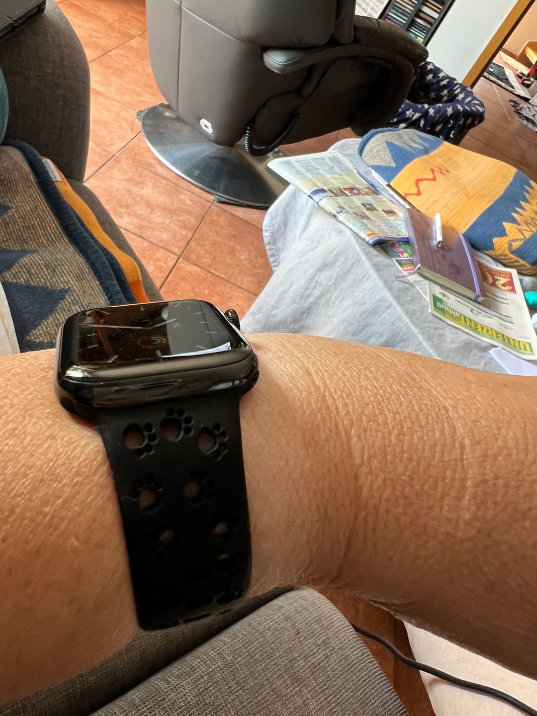 Customer photo review of Apple Watch Silikonband "Pfoten"