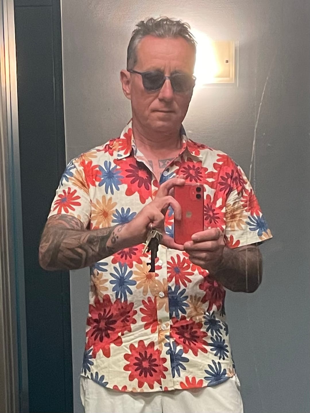 Customer photo review of Chemise hawaïenne boutonnée à manches courtes pour hommes