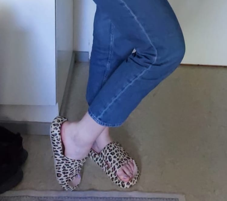 Customer photo review of HappyFlops Limited Editions
