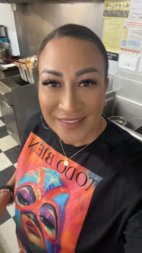 Customer photo review of Todo Bien Ya Lloré Luchadora T-Shirt