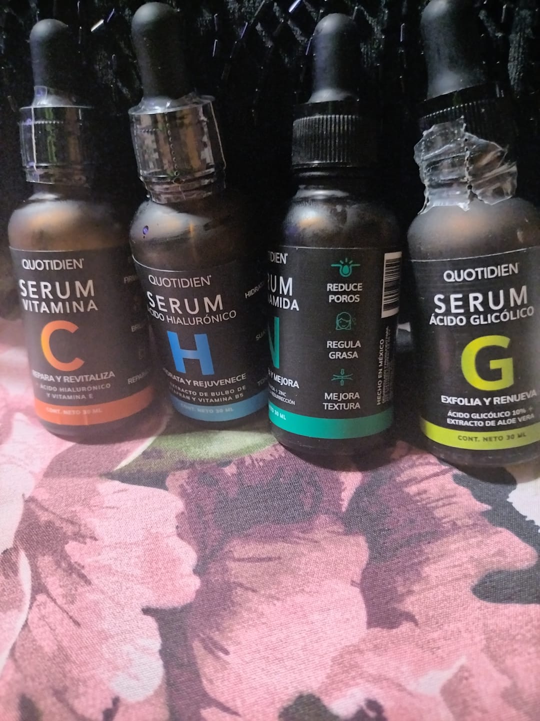 Customer photo review of NUEVO: Kit Los 4 Fantásticos (44% OFF) - Serum de Vitamina C 30ml + Serum de Niacinamida 30ml + Serum Ácido Glicólico 30ml + Serum de Ácido Hialurónico 30ml