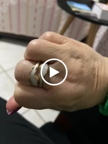 Customer video review of Anel Abstrato Madrepérola Ajustável Banho em Ouro 18k