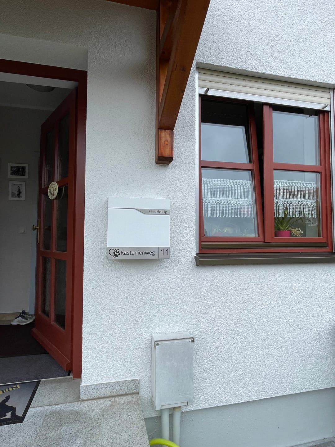 Customer photo review of Moderner Briefkasten Bochum mit Zeitungsfach - Weiß oder anthrazit pulverbeschichtet – durch aufgesetzte Edelstahlschilder individuell personalisierbar