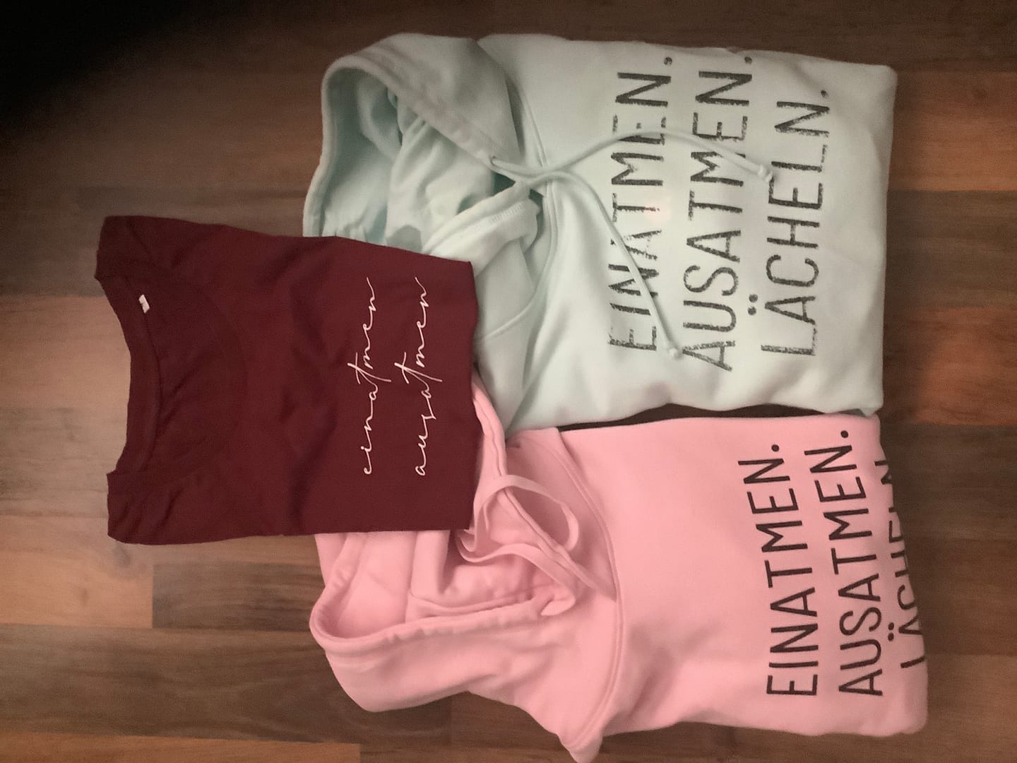 Customer photo review of Einatmen. Ausatmen. Lächeln. Bio Hoodie Unisex