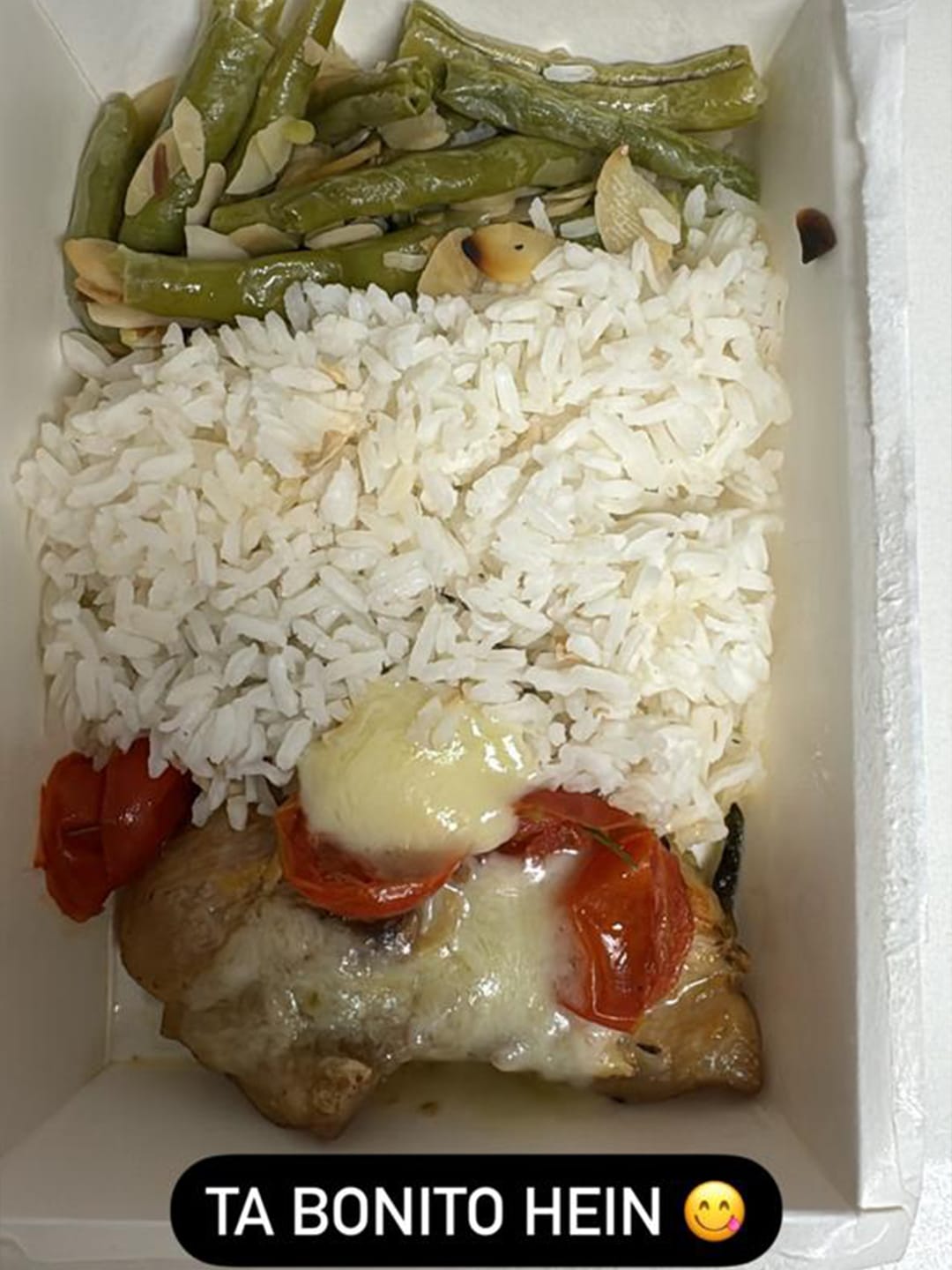 Customer photo review of Filé de Coxa à Caprese, Vagem Salteada com Amêndoas e Arroz Jasmin
