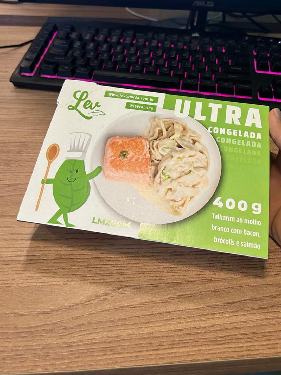 Customer photo review of Salmão Grelhado e Talharim ao Molho Branco com Bacon e Brócolis