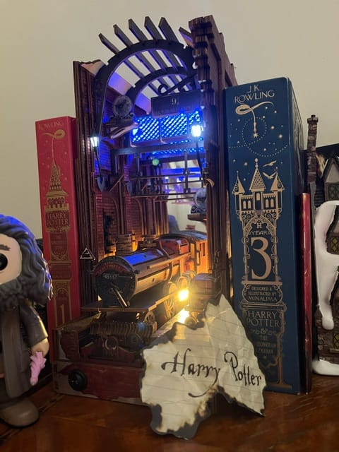 Customer photo review of King's Cross Station Pre-Colored Book Nook | LKWood (Platform 9 3/4 - Hogwarts Express)