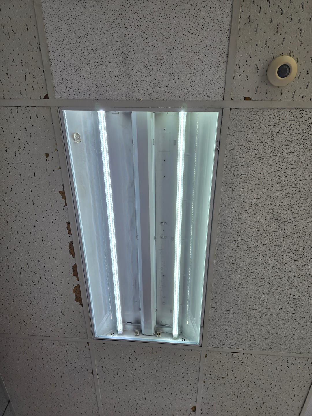 Customer photo review of Hybrid T8 4ft LED Tube/Bulb - 22w/20w/18w/15w/12w/10w Wattage Adjustable, 130lm/w, 3000k/3500k/4000k/5000k/ 6000k/6500k CCT Changeable, Clear, Base G13, Single End/Double End Power - Ballast Compatible or Bypass