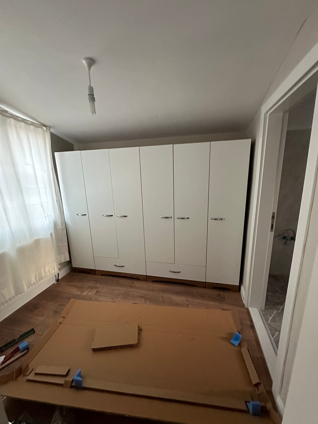 Customer photo review of Rani F4 Geniş Gardırop Elbise Dolabı 6 Kapaklı 2 Çekmeceli 12 Raflı 2 Askılı Tek Modül Minyatür Ceviz - Beyaz