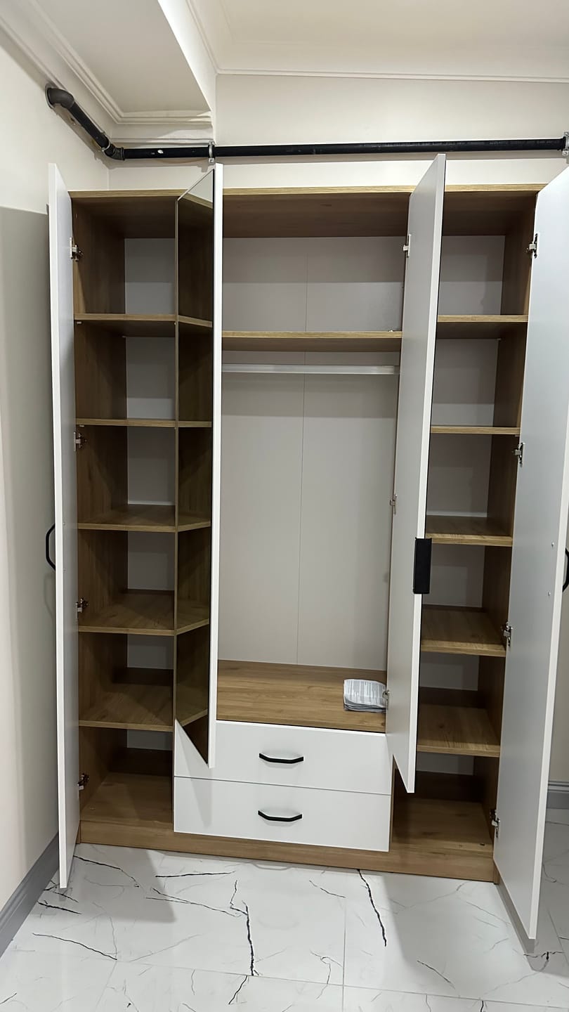 Customer photo review of Rani BA131 Geniş Gardırop Elbise Dolabı Aynalı Kapaklı 2 Çekmeceli 13 Raflı 1 Askılı Sepet Ceviz - Beyaz