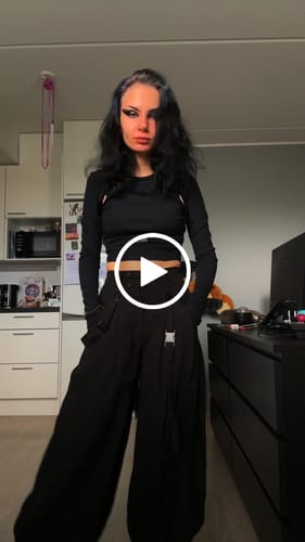 Customer video review of NEV Tapered Loose-Fit Cropped Pants