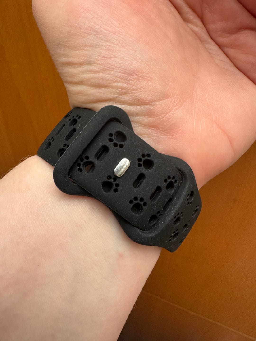 Customer photo review of Apple Watch Silikonband "Pfoten"