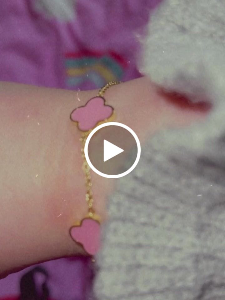 Customer video review of Pink Clover Armband | 18K vergoldet