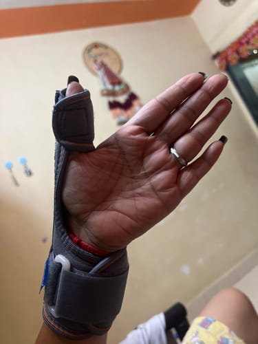 Customer photo review of Thumb Spica Support for Both Left/Right - Locks the Thumb Free Hand Movement for Men & Women | Thumb Injuries, Pain Solution for Ligament laxity (Beige)