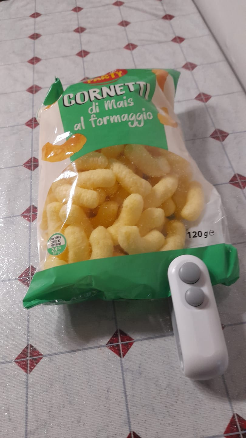 Customer photo review of (2 PEZZI) Mini Sigillatori Termici Portatile 2 in 1 (Sigilla e Taglia) Ricaricabile USB, Uso Domestico, Sigillatore Per Ogni Tipo Di Busta