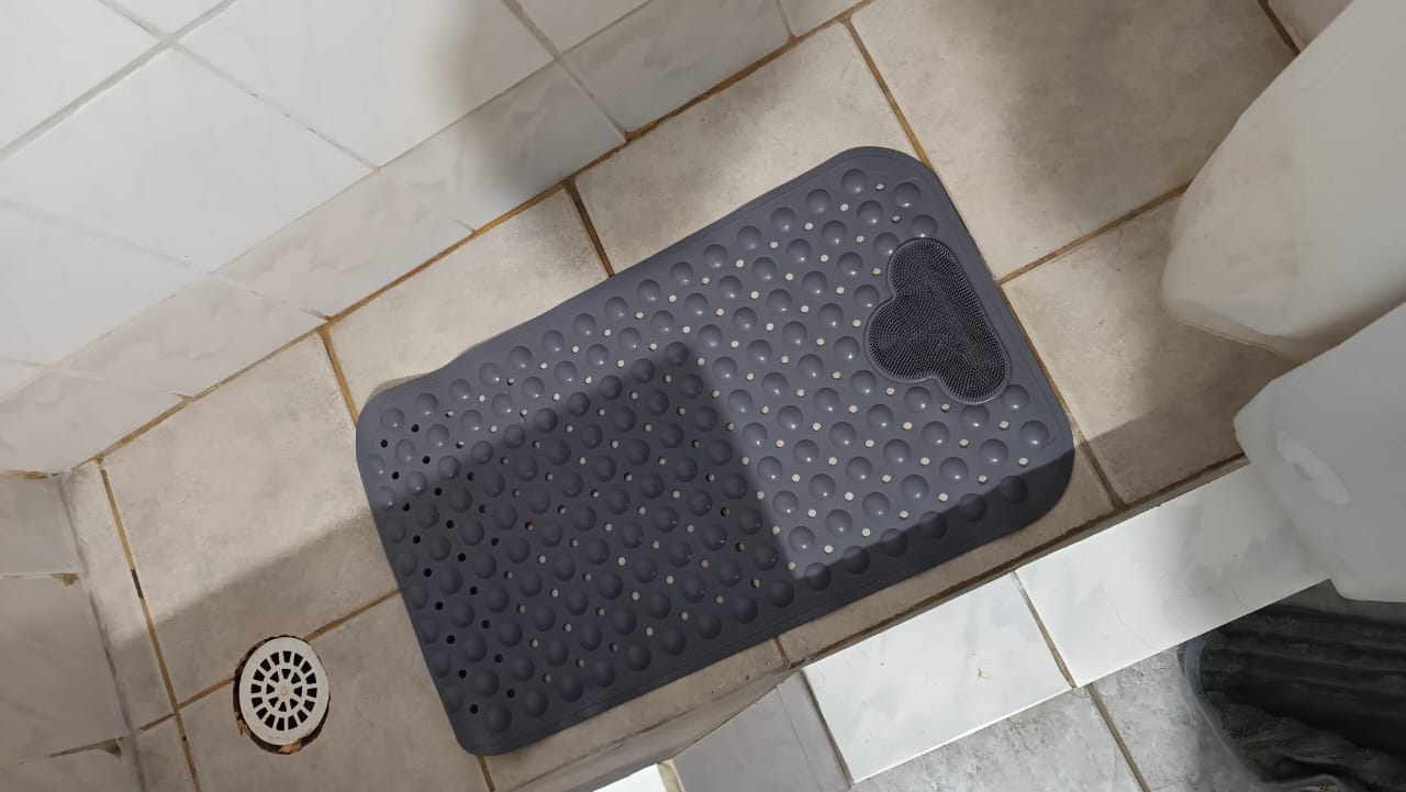 Customer photo review of Piso De Goma Antideslizante Tina Ducha Alfombra Bañera Cepil