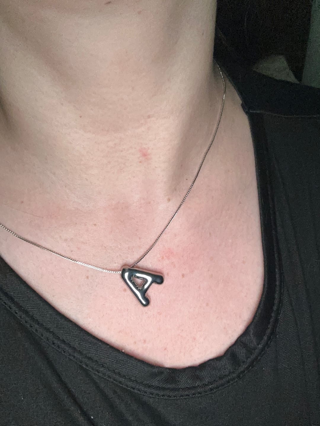 Customer photo review of Collar Plateado Liso Inicial Balloon