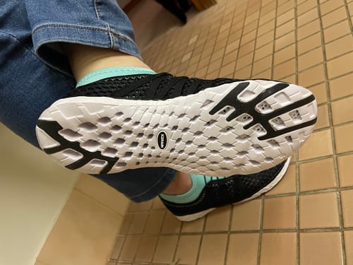 Customer photo review of Aleader Women's Xdrain Venture Water Shoes