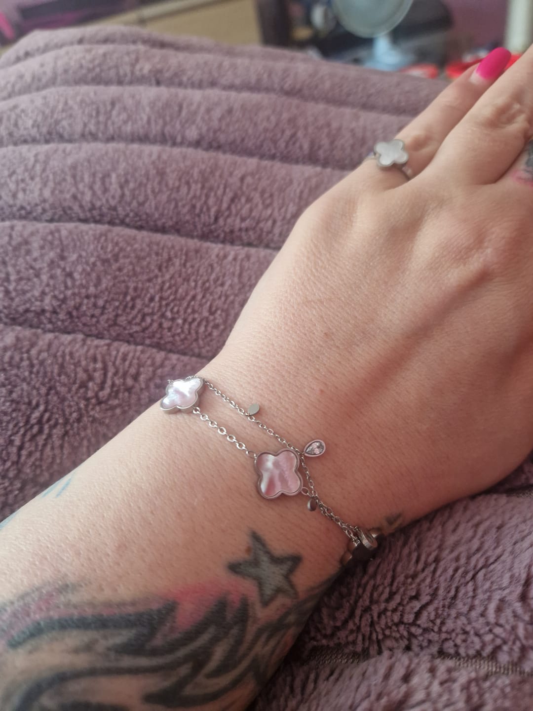 Customer photo review of Rosa Perlmutt Clover Armband | 18K vergoldet