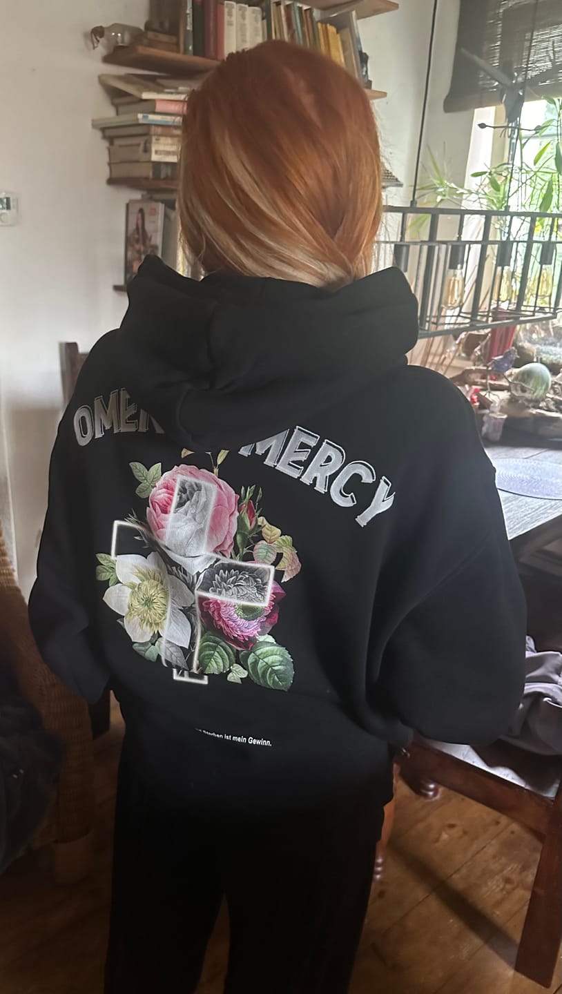 Customer photo review of OVERSIZED HOODIE - OMEN