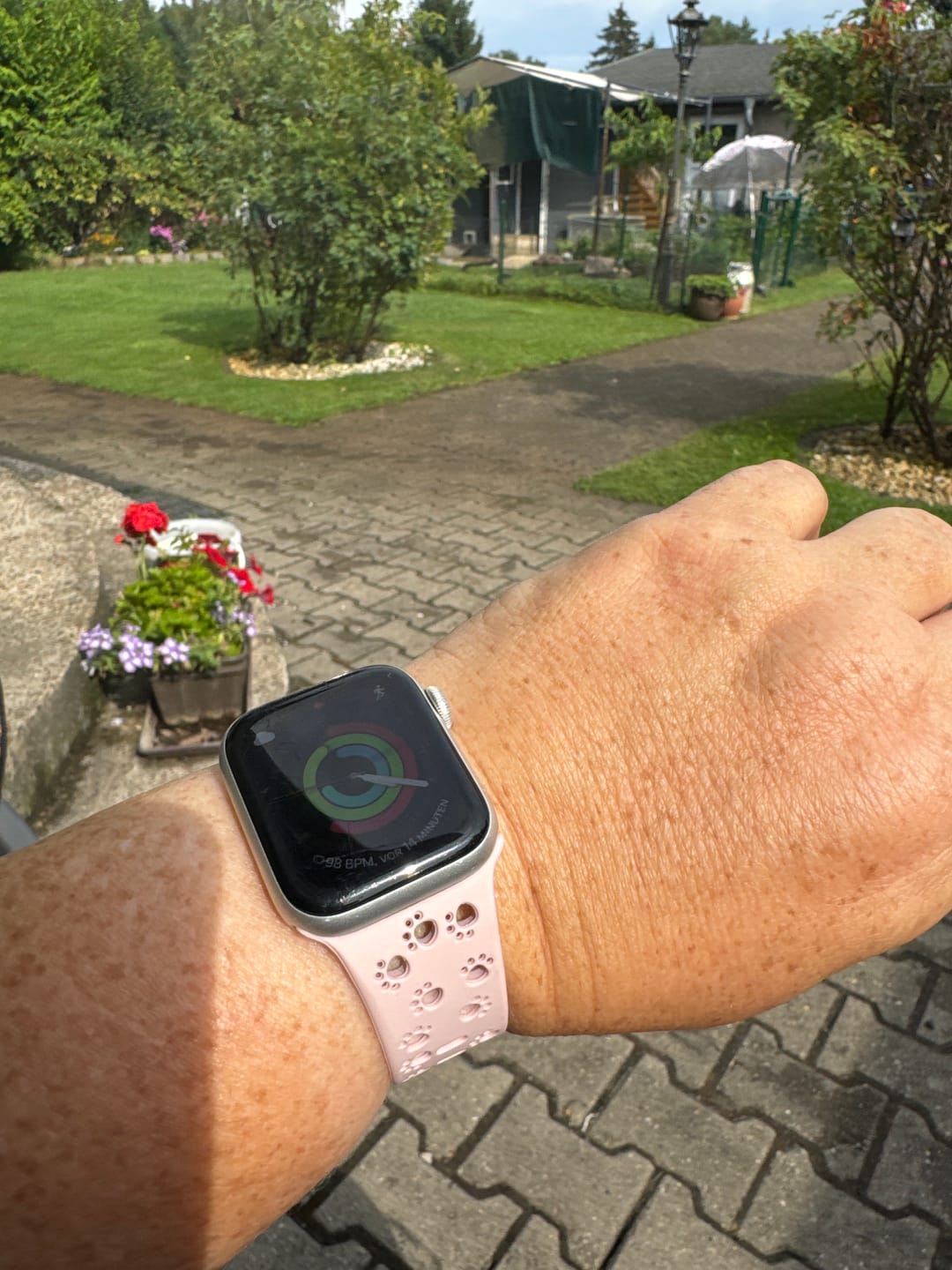 Customer photo review of Apple Watch Silikonband "Pfoten"