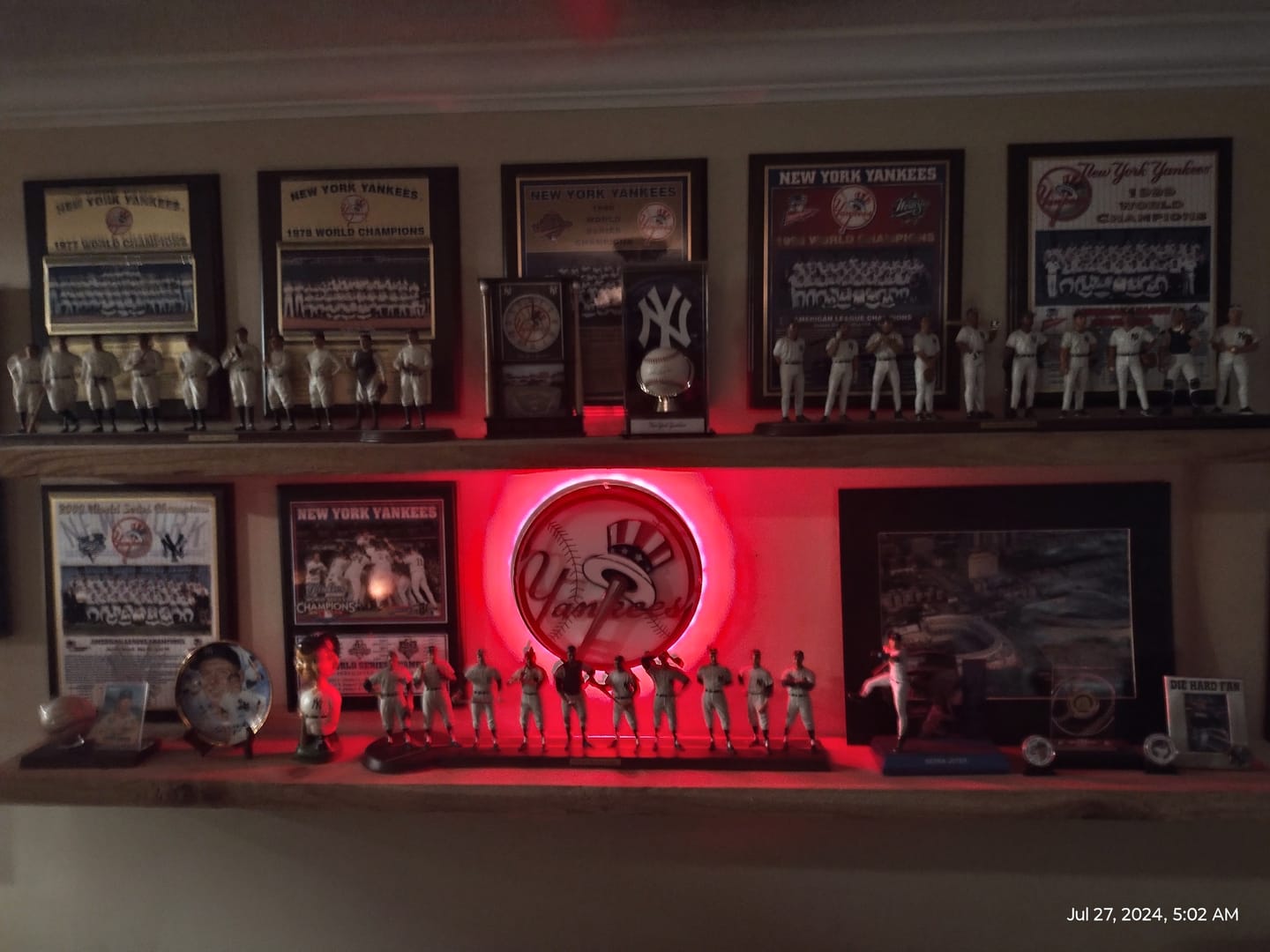 Customer photo review of New York Yankees "BAT AND HAT" 3D Vintage Metal Wall Art