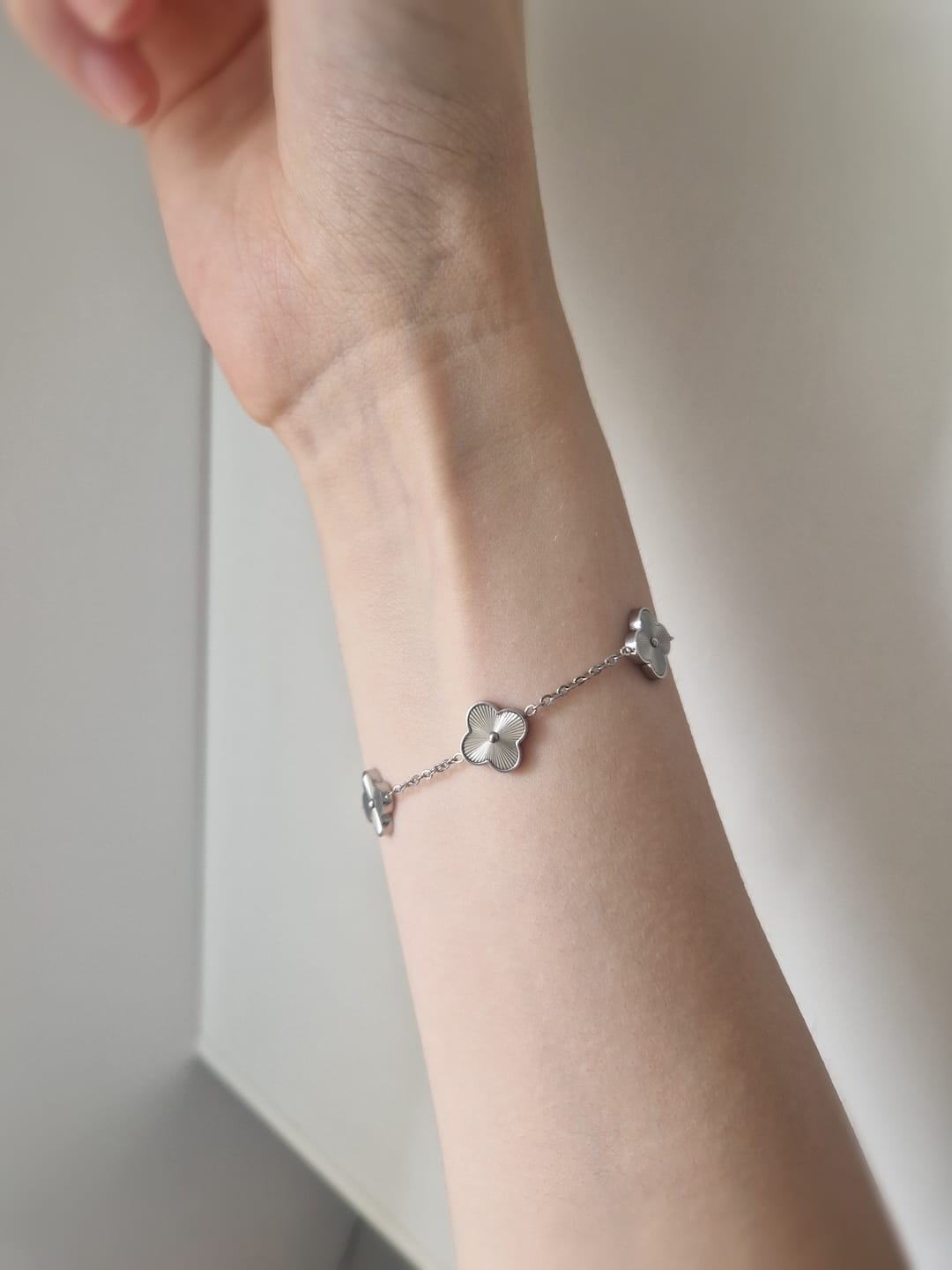Customer photo review of Shine Clover Armband | 18K vergoldet