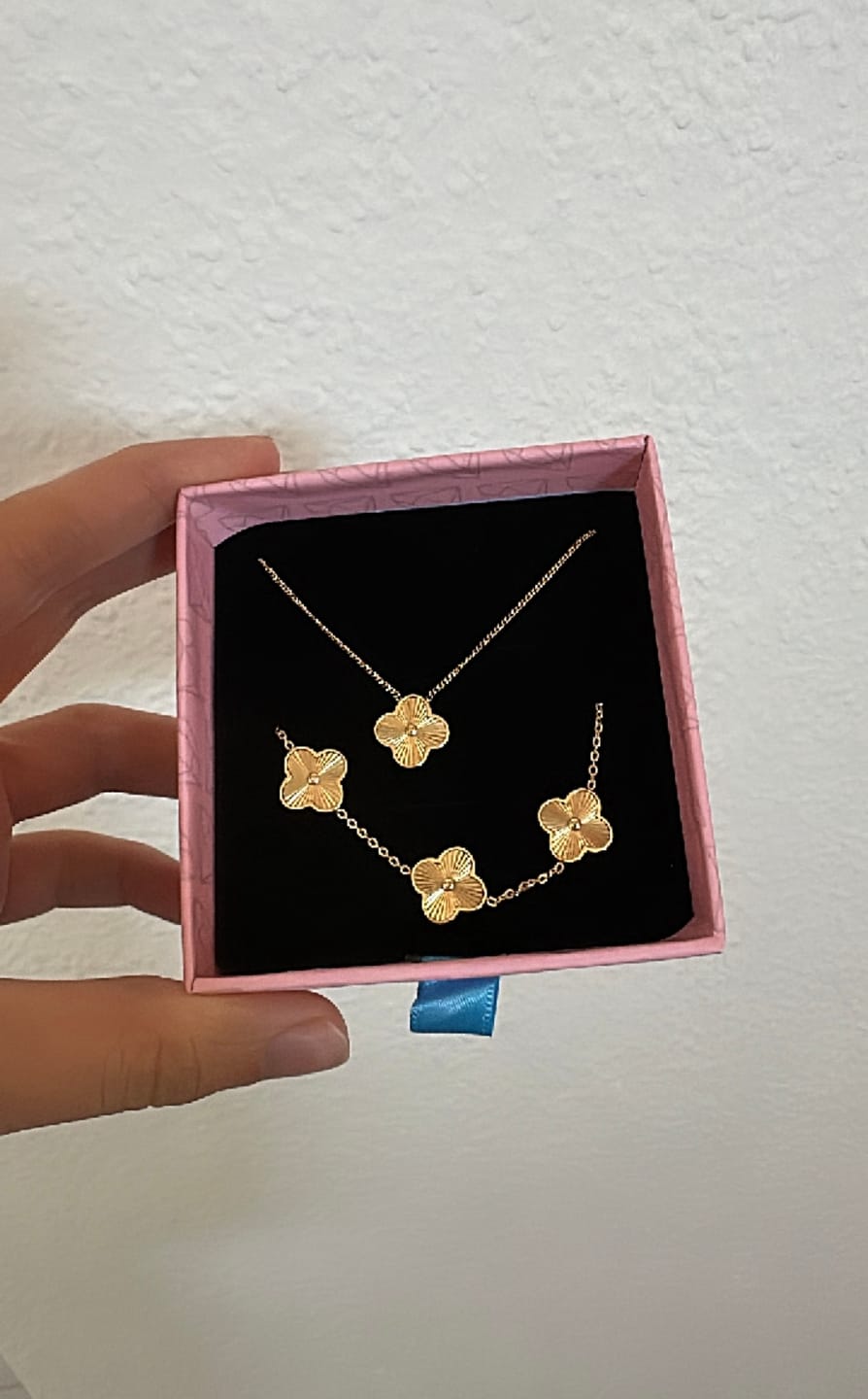 Customer photo review of Shine Clover Kette | 18K vergoldet