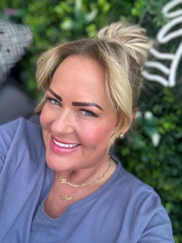 Customer photo review of Stranded Super Easy Clip-in Mum Bun #6/16/613 Safari Sunset