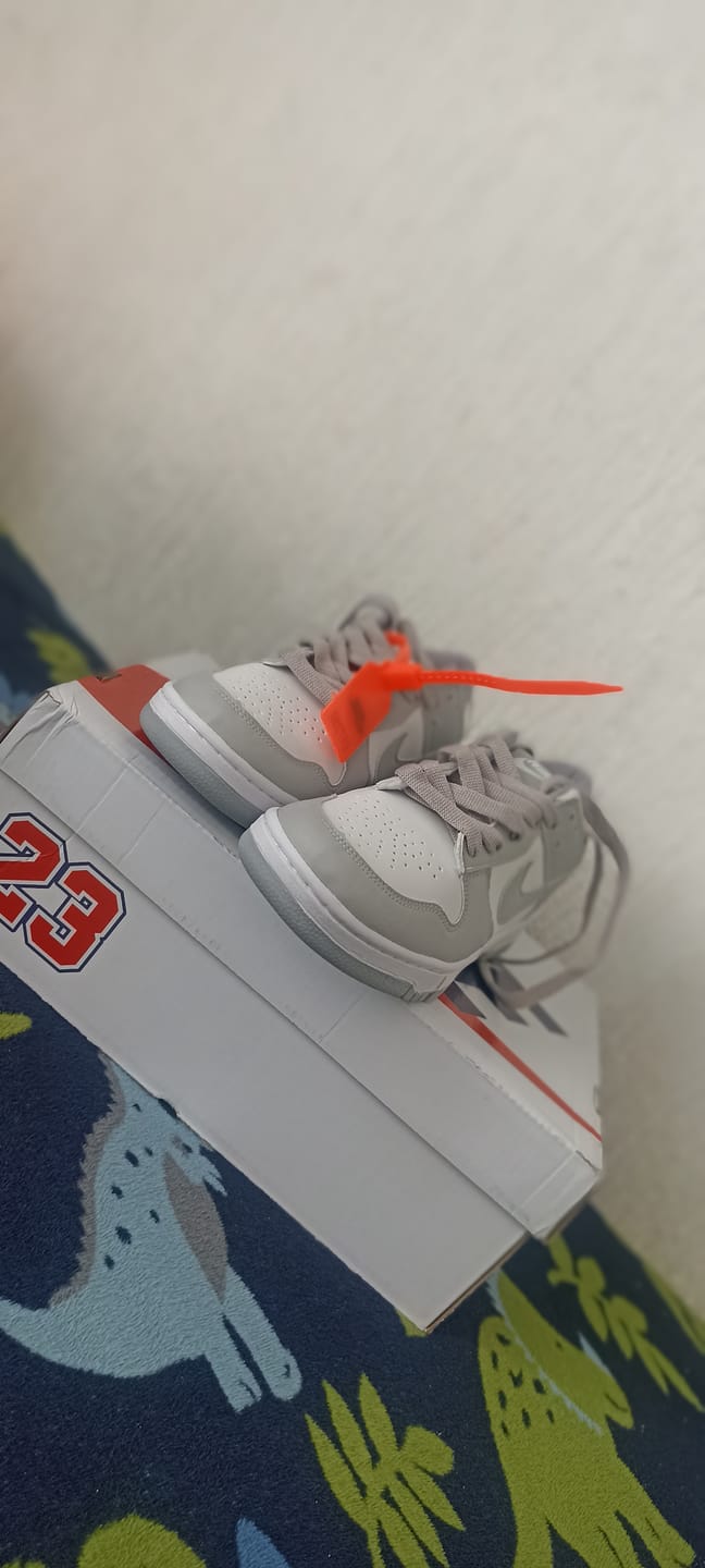 Customer photo review of Tenis Dunk Low Blanco Gris